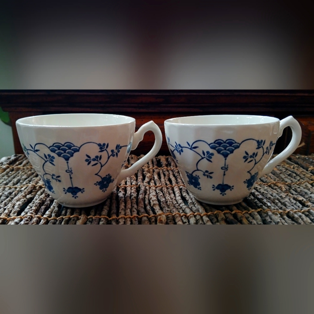 2 Churchill Finlandia Teacups Tea Cups